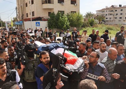 لحظة تشييع جثمان الشهيدة الصحفية شيرين أبو عاقلة في جنين بينما سيتم انتظار وصول شقيقها من الصومال ليتم مواراتها الثرى الليلة أو غدا