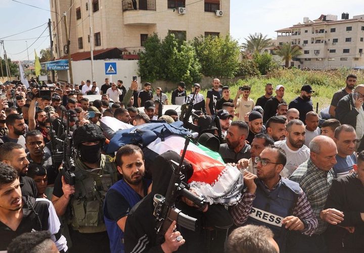 لحظة تشييع جثمان الشهيدة الصحفية شيرين أبو عاقلة في جنين بينما سيتم انتظار وصول شقيقها من الصومال ليتم مواراتها الثرى الليلة أو غدا