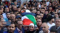 لحظة تشييع جثمان الشهيدة الصحفية شيرين أبو عاقلة في جنين بينما سيتم انتظار وصول شقيقها من الصومال ليتم مواراتها الثرى الليلة أو غدا