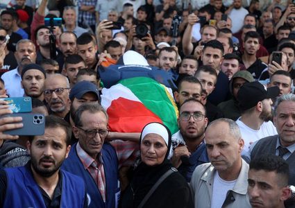 لحظة تشييع جثمان الشهيدة الصحفية شيرين أبو عاقلة في جنين بينما سيتم انتظار وصول شقيقها من الصومال ليتم مواراتها الثرى الليلة أو غدا