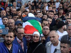 لحظة تشييع جثمان الشهيدة الصحفية شيرين أبو عاقلة في جنين بينما سيتم انتظار وصول شقيقها من الصومال ليتم مواراتها الثرى الليلة أو غدا