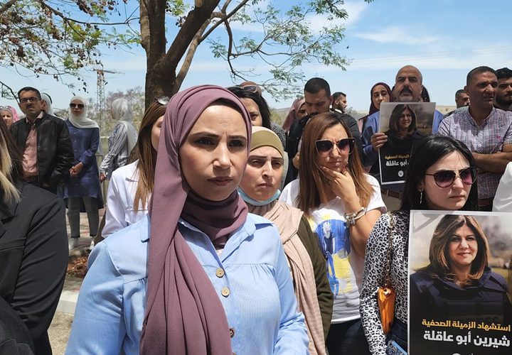 مشاهد من الوقفة التضامنية لروح الشهيدة أبوعاقلة من أمام معهد الطب العدلي بحضور محافظ نابلس ورئيس جامعة النجاح الوطنية وجهات رسمية وحكومية وشعبية، والزملاء الصحفيين، وموظفي جامعة النجاح.