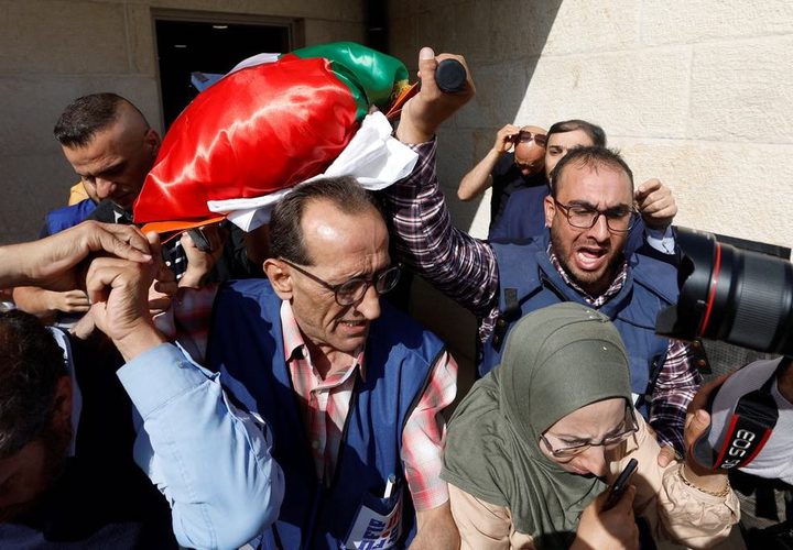 لحظة تشييع جثمان الشهيدة الصحفية شيرين أبو عاقلة في جنين بينما سيتم انتظار وصول شقيقها من الصومال ليتم مواراتها الثرى الليلة أو غدا