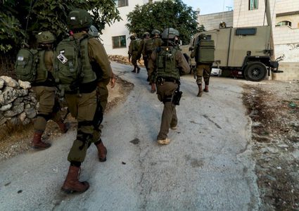 الاحتلال يفتش منازل في وادي الفارعة