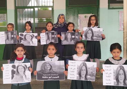 طلبة مدرسة شهداء خان يونس جنوبي قطاع غزة ينظمون وقفة حداد على روح شهيدة الحقيقة الاعلامية شيرين أبو عاقلة