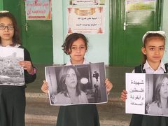 طلبة مدرسة شهداء خان يونس جنوبي قطاع غزة ينظمون وقفة حداد على روح شهيدة الحقيقة الاعلامية شيرين أبو عاقلة