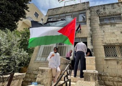 الاحتلال يعتدي على المشاركين في بيت عزاء الشهيدة أبو عاقلة