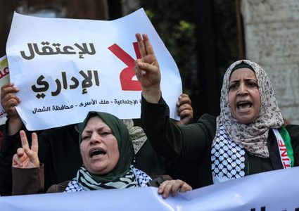 الأسرى الإداريون يقاطعون محاكم الاحتلال منذ 132 يوما