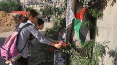 أطفال المدارس يزورون مكان استشهاد أبو عاقلة ويضعون الأزهار