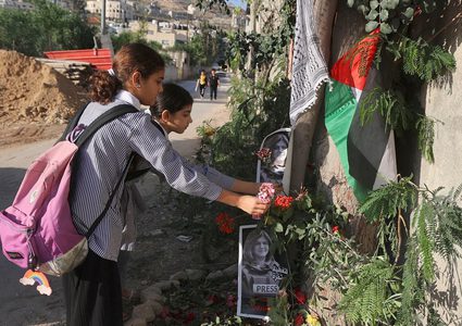 مكان استشهاد الصحفية شيرين أبو عاقلة، يتحول إلى مزار للناس توضع به أكاليل الزهور حزنًا عليها، وأصبح مكانًا يوثق الجريمة الإسرائيلية بحق الصحافة والإنسان الفلسطيني.