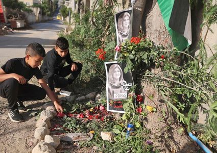 مكان استشهاد الصحفية شيرين أبو عاقلة، يتحول إلى مزار للناس توضع به أكاليل الزهور حزنًا عليها، وأصبح مكانًا يوثق الجريمة الإسرائيلية بحق الصحافة والإنسان الفلسطيني.