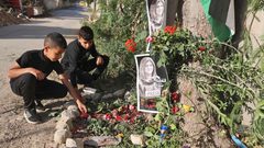 أطفال المدارس يزورون مكان استشهاد أبو عاقلة ويضعون الأزهار