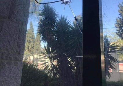 "عوض" يوضح للنجاح مصدر الرصاصة على نافذة كلية هشام حجاوي