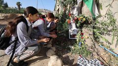 أطفال المدارس يزورون مكان استشهاد أبو عاقلة ويضعون الأزهار