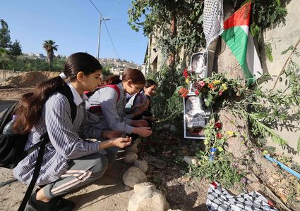 مكان استشهاد الصحفية شيرين أبو عاقلة، يتحول إلى مزار للناس توضع به أكاليل الزهور حزنًا عليها، وأصبح مكانًا يوثق الجريمة الإسرائيلية بحق الصحافة والإنسان الفلسطيني.