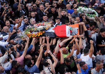 آلاف من أبناء شعبنا يستقبلون جثمان الشهيدة أبو عاقلة في القدس المحتلة