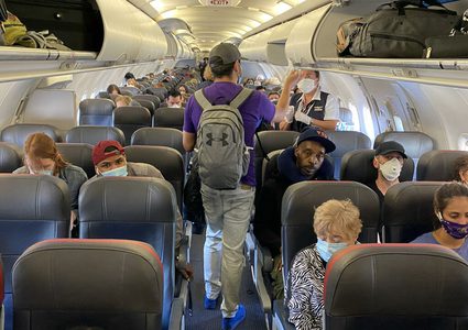 الاتحاد الأوروبي يلغي إلزامية الكمامات داخل المطارات وعلى متن الطائرات