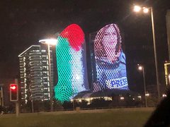 اضاءة أبراج لوسيل في العاصمة القطرية الدوحة بصورة شيرين أبو عاقلة والعلم الفلسطيني