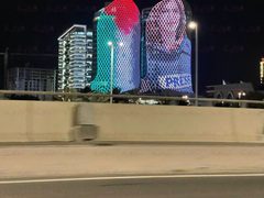 اضاءة أبراج لوسيل في العاصمة القطرية الدوحة بصورة شيرين أبو عاقلة والعلم الفلسطيني