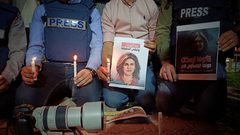 مركز سمارت ميديا برفح ينظم وقفة شموع للصحفيين استنكاراً لجريمة قتل الصحفية شيرين أبو عاقلة