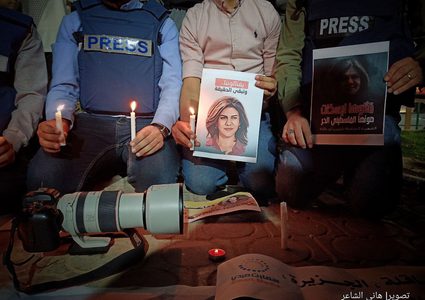 صحفيو غزة يضيئون الشموع لروح أبو عاقلة ويقفون استنكارا لجريمة اغتيالها