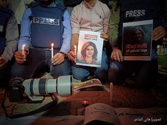 مركز سمارت ميديا برفح ينظم وقفة شموع للصحفيين استنكاراً لجريمة قتل الصحفية شيرين أبو عاقلة