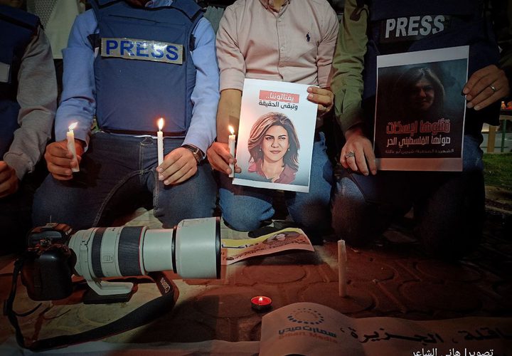 مركز سمارت ميديا برفح ينظم وقفة شموع للصحفيين استنكاراً لجريمة قتل الصحفية شيرين أبو عاقلة