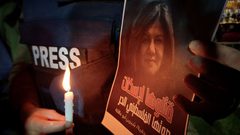 صحفيو غزة يضيئون الشموع لروح أبو عاقلة ويقفون استنكارا لجريمة اغتيالها