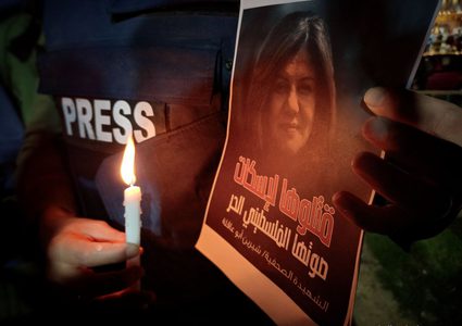 صحفيو غزة يضيئون الشموع لروح أبو عاقلة ويقفون استنكارا لجريمة اغتيالها