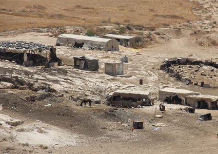 الاحتلال يغلق مداخل مسافر يطا ويحتجز ايمن عودة