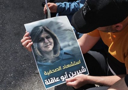 الاحتلال يمنع تعليق صور الشهيدة أبو عاقلة في القدس