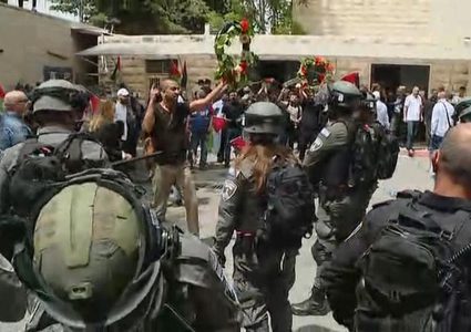 الاحتلال يعتدي على المشاركين بتشييع الشهيدة شيرين أبو عاقلة