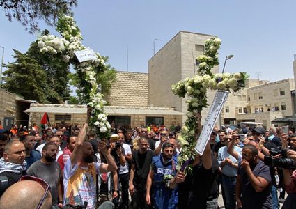 قوات الاحتلال تقتحم المستشفى الفرنسي بالقدس المحتلة وتعتدي على المشيعين