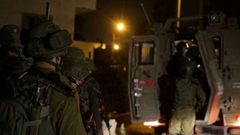 الاحتلال ينصب حاجزا عسكريا في حزما ويغلق أحد مداخلها
