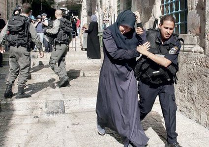 الاحتلال يعتقل والدة وشقيقة معتقل مقدسي خلال زيارتهما له