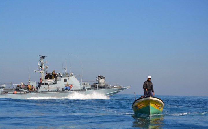 غزة:بحرية الاحتلال تستهدف بالنار والغاز مراكب الصيادين في بحر رفح
