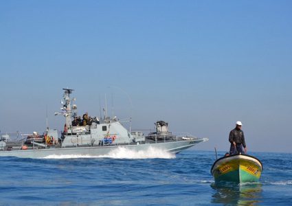 غزة:بحرية الاحتلال تستهدف بالنار والغاز مراكب الصيادين في بحر رفح