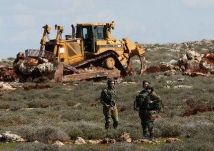 الاحتلال يستولي على جرافة في قرية الولجة شمال غرب بيت لحم