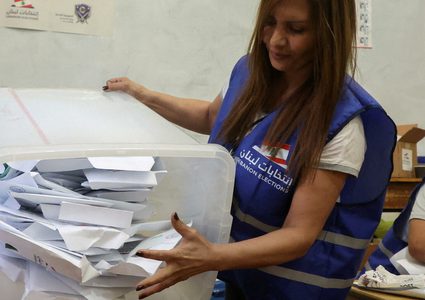 استمرار عمليات الفرز داخل مراكز الاقتراع في لبنان