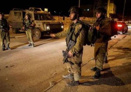 الاحتلال يطلق النار على فلسطيني خلال نقل جثمان "وليد الشريف" إلى الأقصى