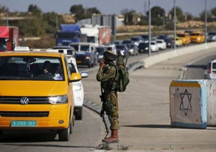 الاحتلال ينصب حاجزا عسكريا على مدخل بيرنبالا غرب القدس