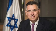 ساعر يدرس إمكانية ترحيل عائلات منفذي العمليات إلى غزة