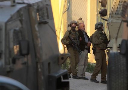 الاحتلال يعتقل أسيرين محررين من حزما