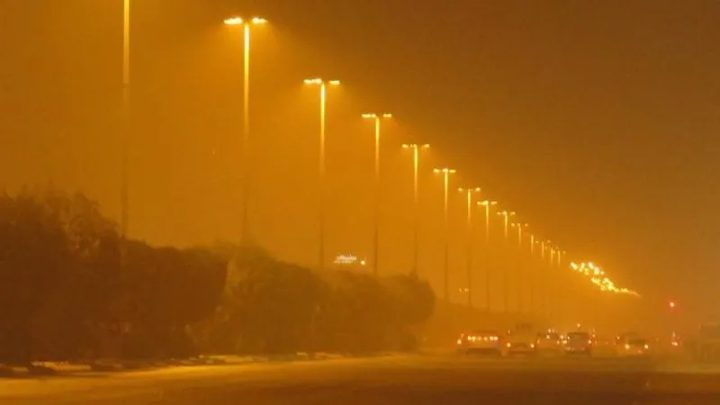 غبار الرياض يتسبب في تدني الرؤية الأفقية إلى 500 متر