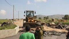 قوات الاحتلال تستولي على جرافة شرق نابلس