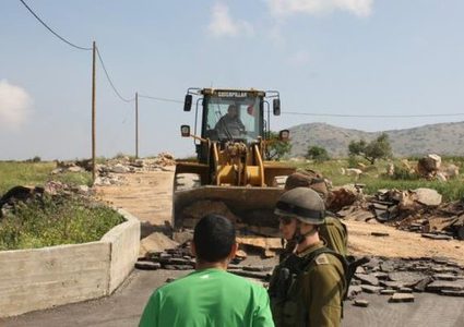 قوات الاحتلال تستولي على جرافة شرق نابلس