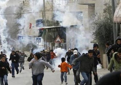 إصابات بالاختناق خلال مواجهات مع الاحتلال قرب الحرم الإبراهيمي