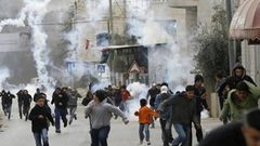 إصابات بالاختناق خلال مواجهات مع الاحتلال قرب الحرم الإبراهيمي
