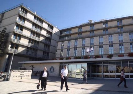 الأسير المصاب محمد عودة ما زال في العناية المكثفة