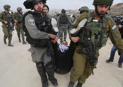 الاحتلال يعتقل ثلاثة مواطنين ويعتدي على أحدهم جنوب نابلس